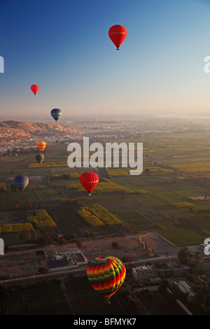 L'Égypte, Qina, Al Asasif, Huit montgolfières sur la Vallée des Rois et Reines à Louxor et le Nil Banque D'Images