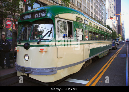 États-unis d'Amérique, Californie, San Francisco, l'un des San Francisco en couleurs, de voitures de rues dans le centre-ville de San Francisco. Banque D'Images