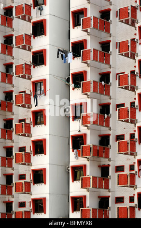 Balcons & rouge contemporain des modes de fenêtre sur l'Édifice de l'appartement, la propriété ou l'immobilier, Singapour Banque D'Images