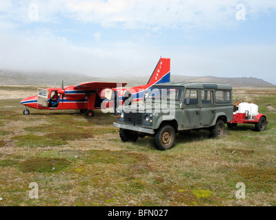 Îles Malouines, l'île de la carcasse. Gouvernement des îles Falkland Air Service (FIGAS) Torres sur piste en herbe. Banque D'Images