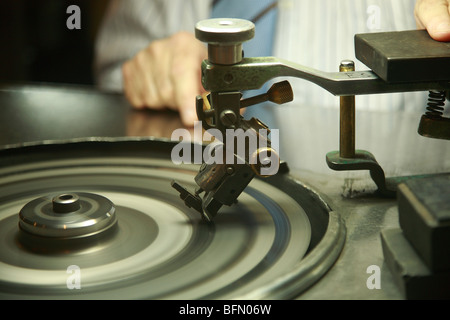 Hollande, Pays-Bas, Provincie Noord Holland, Amsterdam, le Jordaan. Diamond cutter dans un des ateliers de taille de diamants. Banque D'Images