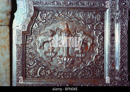 Goddess Laxmi en relief sur l'argent porte de temple Karni Mata Bikaner Rajasthan Inde Banque D'Images