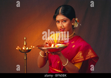 Diwali festival ; femme éclairage lampe à huile ; Bombay ; Mumbai ; Maharashtra ; Inde ; Asie Banque D'Images