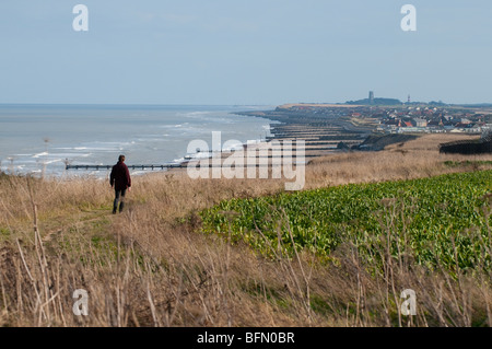 La marche sur la côte vers Happisburgh à Bacton ,Norfolk Banque D'Images