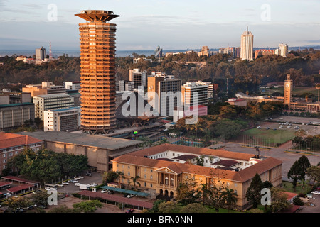 Kenya, Nairobi. Nairobi au lever du soleil avec la tour circulaire de la Kenyatta Conference Centre à l'avant-plan. Banque D'Images