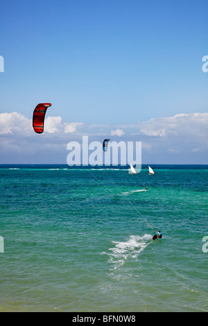 Kenya, Mombasa. Deux pirogues à voile dans les eaux claires de l'Océan Indien, au large de la plage de Diani. Banque D'Images