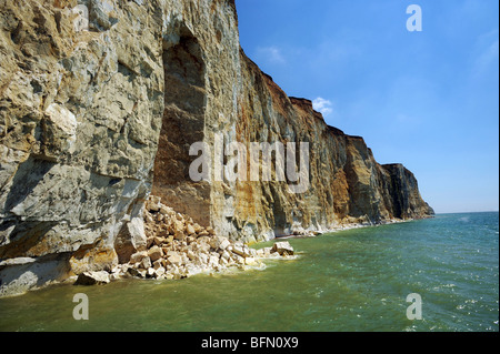 Un trou dans les falaises près de peacehaven dans l'East Sussex après rocks et chalk est tombé dans la mer Banque D'Images