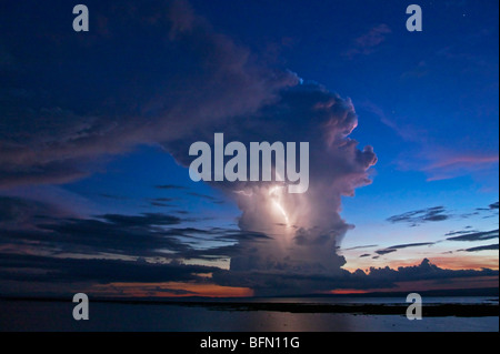 Kenya, district de Nyanza. Un violent orage en soirée avec la foudre fourchue sur le lac Victoria . Banque D'Images