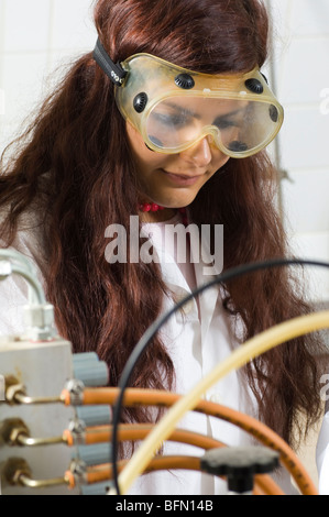Close up d'un jeune étudiant en pharmacie portant des lunettes de sécurité de travailler à l'intérieur de lab à l'Université arabe de Beyrouth Liban Moyen Orient Banque D'Images