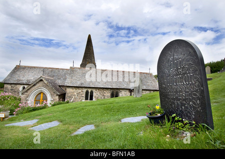 Poète officiel Sir John Betjeman et la tombe de pierre tombale sculptée sur l'ardoise de Delabole au Enadoc, Cornwall Église St. Banque D'Images