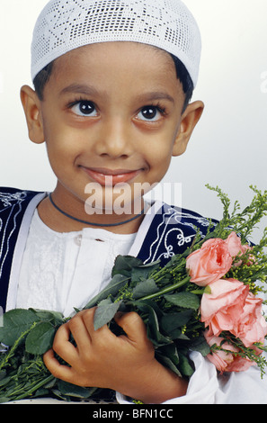 Enfant musulman tenant bouquet de fleurs - MR#152 Banque D'Images