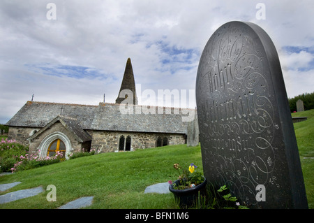 Poète officiel Sir John Betjeman et la tombe de pierre tombale sculptée sur l'ardoise de Delabole au Enadoc, Cornwall Église St. Banque D'Images