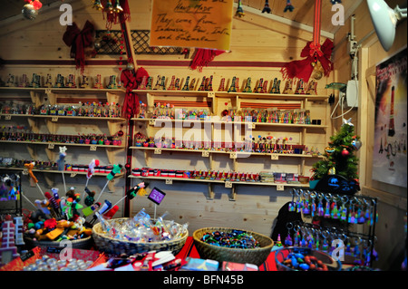 Paris, France, achats de Noël, objets souvenirs sur étagères, exposition au chalet traditionnel du marché de Noël, Banque D'Images