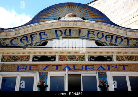 Façade art déco restaurant en face de la gare principale de Bordeaux, France Banque D'Images