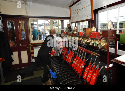 Le signaleur au travail à l'intérieur le signal fort à la Bluebell railway à Sheffield Park dans le Kent. Banque D'Images