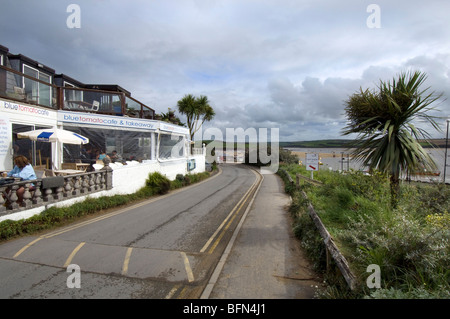 Le quartier branché de Blue Tomato Cafe Rock sur mer, sur la côte nord des Cornouailles. Banque D'Images