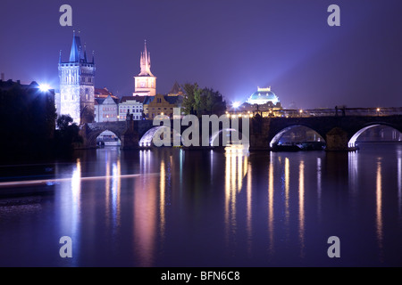 Le pont Charles à Prague la nuit ville Banque D'Images