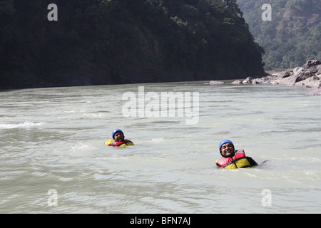 Les touristes profiter de body surf Rafting natation à Rishikesh dans Ganga river Banque D'Images