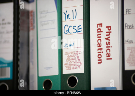 Classeur de notes de cours et le dépôt sur une étagère dans une école PE ministère au Royaume-Uni selective focus Banque D'Images