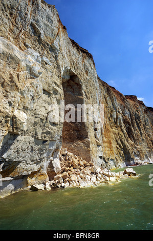 Un trou dans les falaises près de peacehaven dans l'East Sussex après rocks et chalk est tombé dans la mer Banque D'Images