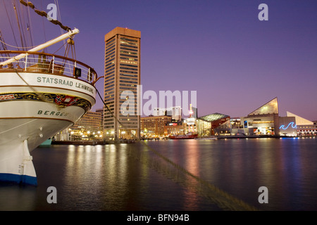 Tall Ship visiter Inner Harbor, Baltimore, Maryland, y compris l'Aquarium National et le bâtiment de l'î. Banque D'Images