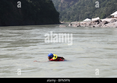 Les touristes profiter de body surf Rafting natation à Rishikesh dans Ganga river Banque D'Images