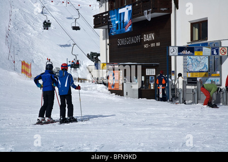 Skieurs dans la salle d'attente du télésiège de Schlegelkopf Bahn dans la station de ski de Lech en Autriche Banque D'Images