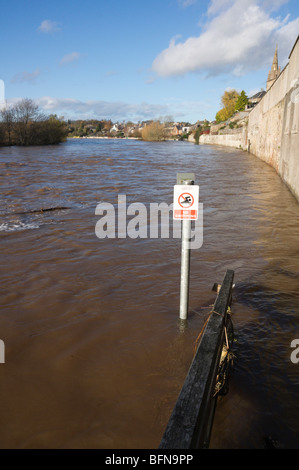 Rivière Tweed Kelso Écosse Novembre 2009 inondation 'Non'' signe sur une rivière entourée d'eau de l'inondation Banque D'Images