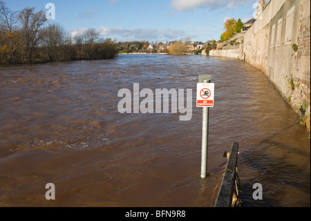 Rivière Tweed Kelso Écosse Novembre 2009 inondation 'Non'' signe sur une rivière entourée d'eau de l'inondation Banque D'Images