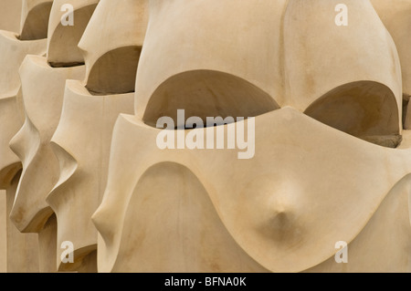 Sur les cheminées de La Pedrera toit conçu par l'architecte Antoni Gaudi Barcelone Espagne Banque D'Images
