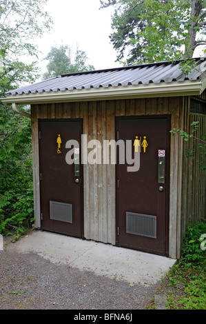 Les Toilettes publiques Toilettes publiques au parc avec des symboles sur les portes Banque D'Images