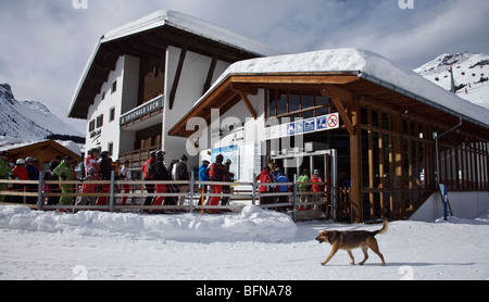 Les skieurs, attendant d'être sur le télésiège de la station de ski de Lech - un chien est passé à pied à l'avant-plan les ignorer Banque D'Images