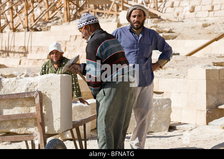 Les hommes impliqués dans le travail de restauration de la pyramide à degrés du pharaon Djoser à Sakkarah, près du Caire Egypte Banque D'Images