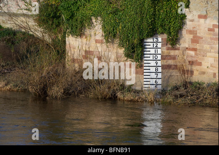Rivière Tweed Kelso Écosse Novembre 2009 La rivière de l'eau élevé montrant marqueur 3ft niveau saisonnière normale supérieure au minimum Banque D'Images