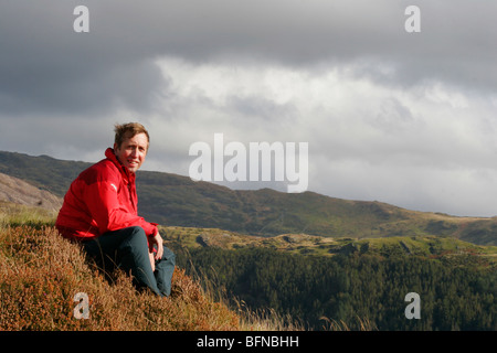 Un homme qui marche le Mawddach bien au-dessus de MCG Mynach dans le Rhinog montagne dans le parc national de Snowdonia, Pays de Galles, Royaume-Uni Banque D'Images