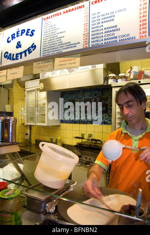 L'homme français travaillant à une crêperie dans le Quartier Latin de Paris, France. Banque D'Images