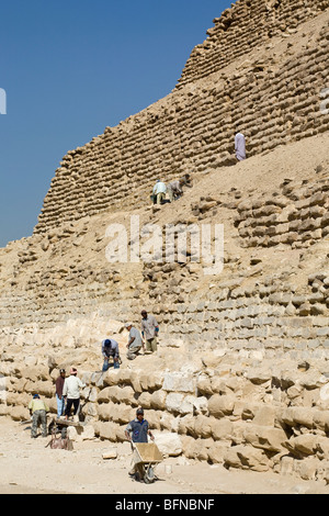 Les travaux de restauration de la pyramide à degrés du pharaon Djoser à Sakkarah, près du Caire Egypte Banque D'Images