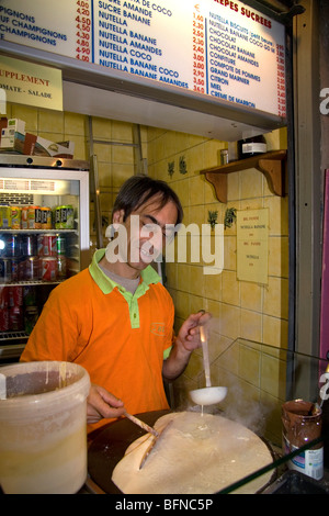 L'homme français travaillant à une crêperie dans le Quartier Latin de Paris, France. Banque D'Images