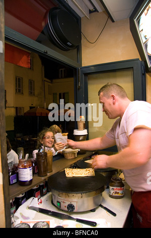 L'homme français de faire des crêpes dans une crêperie dans le quartier de Montmartre à Paris, France. Banque D'Images