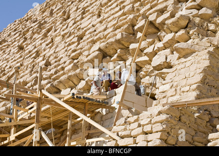 Les travaux de restauration de la pyramide à degrés du pharaon Djoser à Sakkarah, près du Caire Egypte Banque D'Images