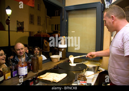 L'homme français de faire des crêpes dans une crêperie dans le quartier de Montmartre à Paris, France. Banque D'Images