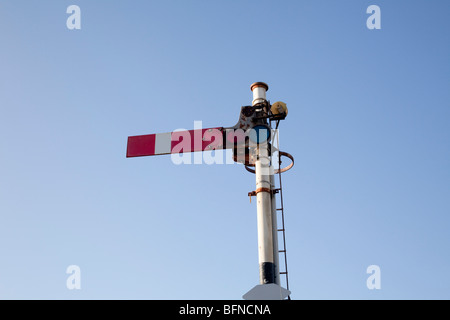 Signal d'arrêt d'un sémaphore de fer en position de la station dans le Nord du Pays de Galles Banque D'Images