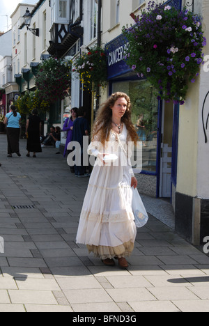 Les gens de couleur dans la rue Somerset Angleterre Glastonbury Banque D'Images