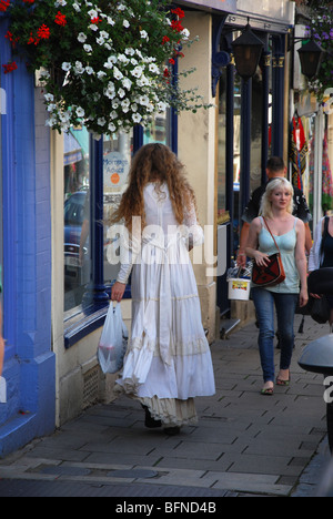 Les gens de couleur dans la rue Somerset Angleterre Glastonbury Banque D'Images