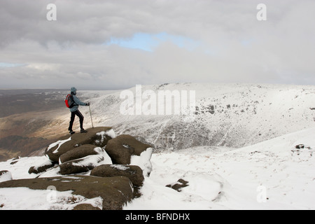 Balades d'hiver sur Kinder scout dans le Peak District, UK. Banque D'Images