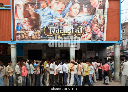 Les hommes attendent la matinée montrant. Cinéma Impérial. Paharganj. New Delhi. L'Inde Banque D'Images