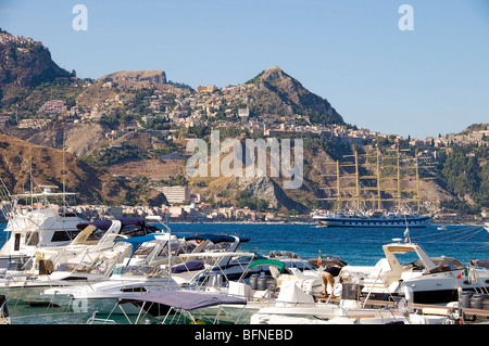 Vue de Giardini Naxos et Taormina vers Mont Tauro Banque D'Images