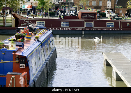 Bateaux étroits sur le bassin du canal à Stratford upon Avon, Angleterre, Banque D'Images