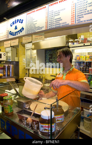 L'homme français travaillant à une crêperie dans le Quartier Latin de Paris, France. Banque D'Images