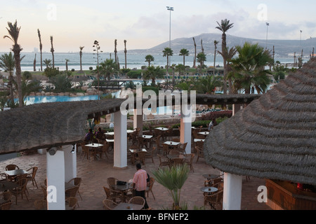 Riu Tikida Dunas resort hotel Agadir Maroc. Vue sur le bar et piscine. Construit après le séisme de 1960. Banque D'Images